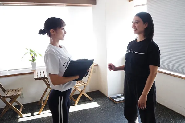 錦糸町のパーソナルジムでトレーナーにダイエットの相談をする女性の様子