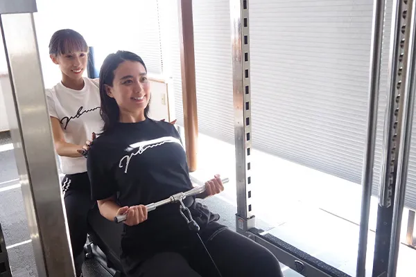 錦糸町のジムでパーソナルトレーニングを受ける女性の様子