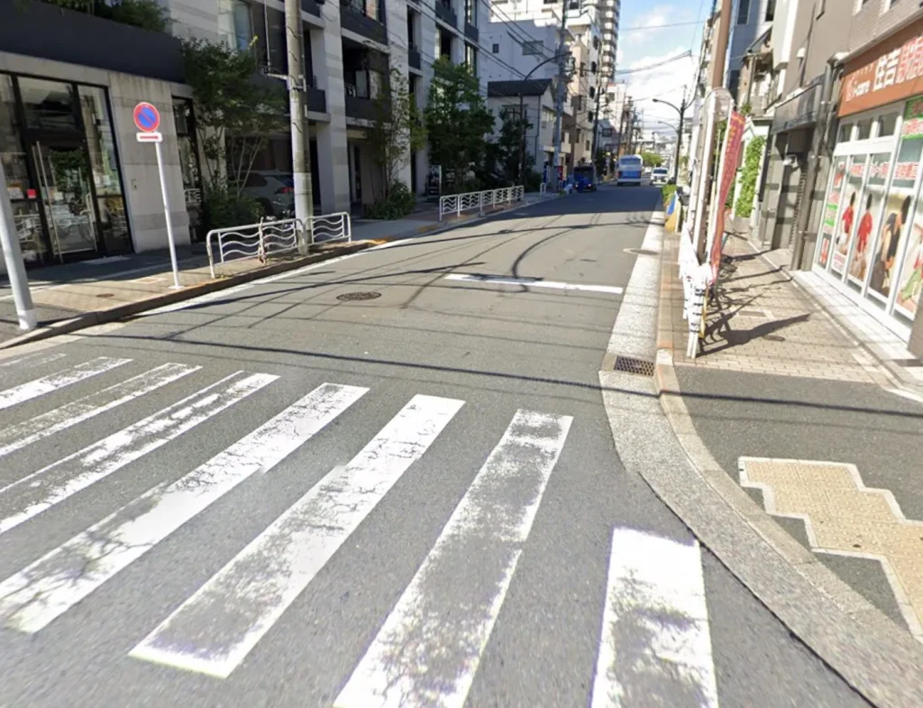 住吉駅からパーソナルジムVIBRUN錦糸町・住吉店まで直進する途中の道案内写真