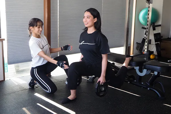 パーソナルトレーニングを受けている20代の女性