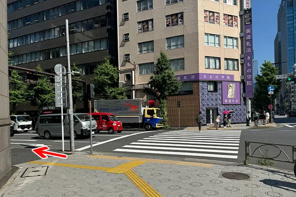 パーソナルジムVIBRUN神田店までの道順にある大通りの写真（神田駅近く）