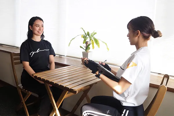 食事指導をしている女性パーソナルトレーナーの様子