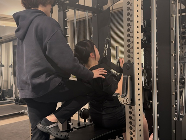 パーソナルトレーニングを受ける女性の様子