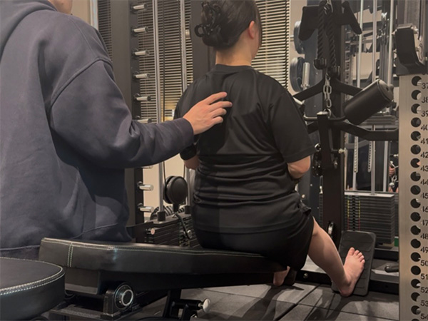 パーソナルトレーニングを受ける女性の様子