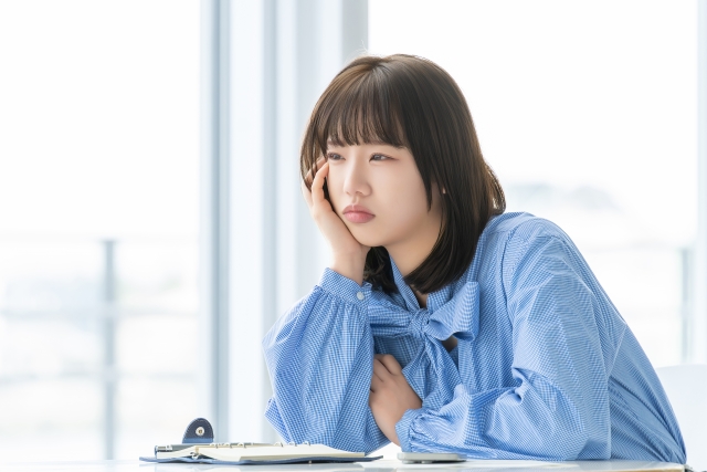 体の不調に悩む神田のキャリアウーマンの様子