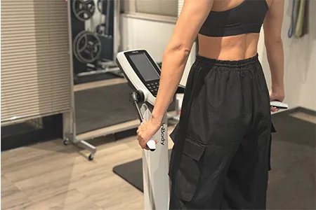 高精度の体組成計で計測をする女性の様子