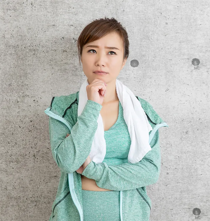 ダイエットで失敗を繰り返して悩む女性の様子