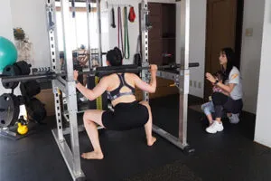 住吉のパーソナルジムの産後ダイエットでパーソナルトレーニングを受けている30代女性