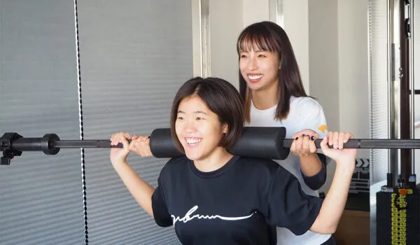 住吉のパーソナルジムで体験パーソナルトレーニングを受ける30代の女性